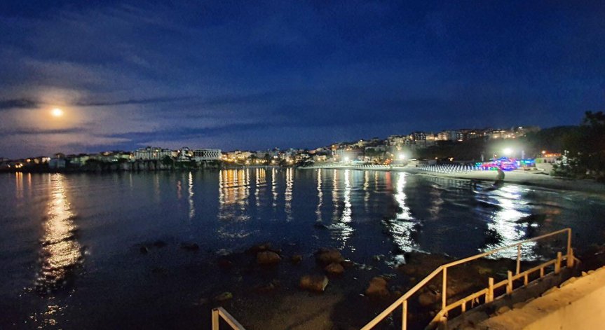 Централният плаж в Созопол откри сезона с ефектна заря