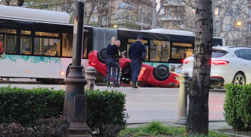 Зрелищна катастрофа между коли и автобус в центъра на София