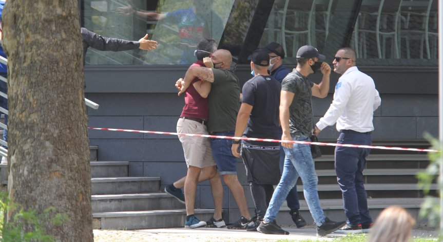 Обвинение в хулиганство за бияча, хвърлил телефон на журналист