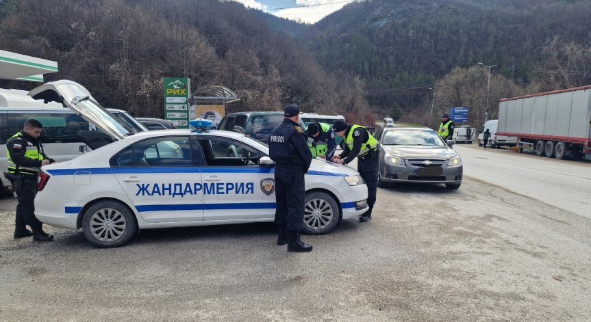 Удар срещу купения вот в Смолянско: Откриха списъци с имена и пари