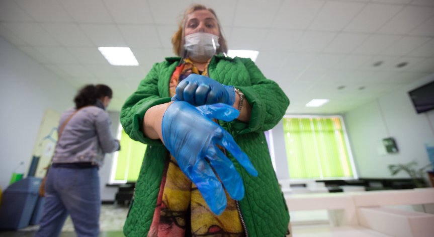 Стотици заразени с коронавирус в училищата и детските градини