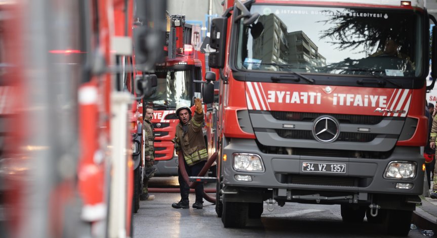 Пожар лумна във фабрика в Истанбул, евакуираха работниците