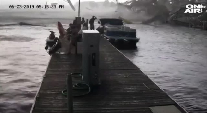 Туристи погледнаха смъртта в очите след мощно торнадо в Кентъки (видео)