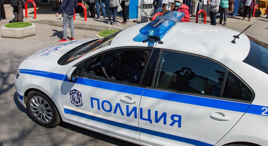 Двама мъже бяха простреляни след конфликт в магазин.