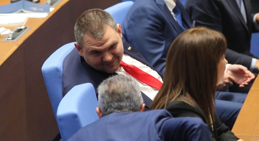 За председател на парламентарната група е избран Делян Пеевски. 