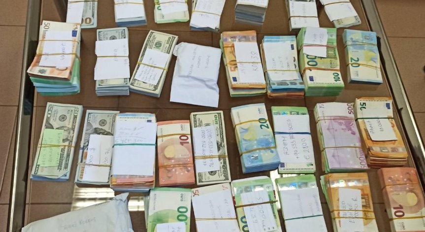 Митничари хванаха валута за 870 хил. лв. и 100 кг контрабандна паста за наргиле
