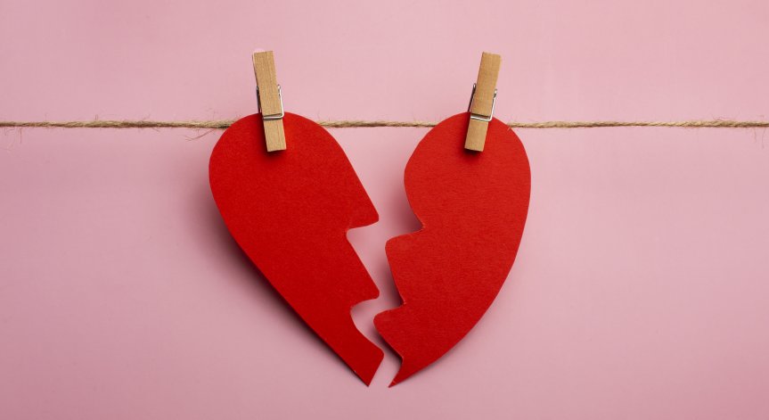 Мъж, който ви харесва, активно се стреми да научи кои сте. 