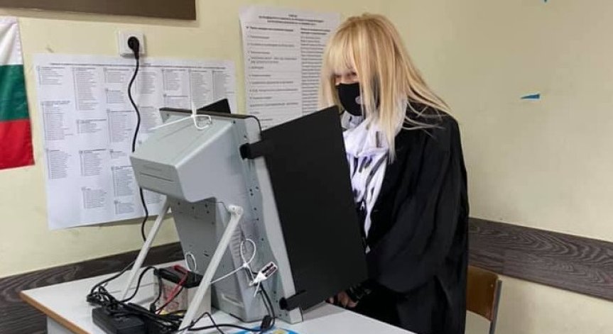 Лили Иванова хвърли ръкавиците и гласува: Здраве и щастие на всички българи (+СНИМКИ)