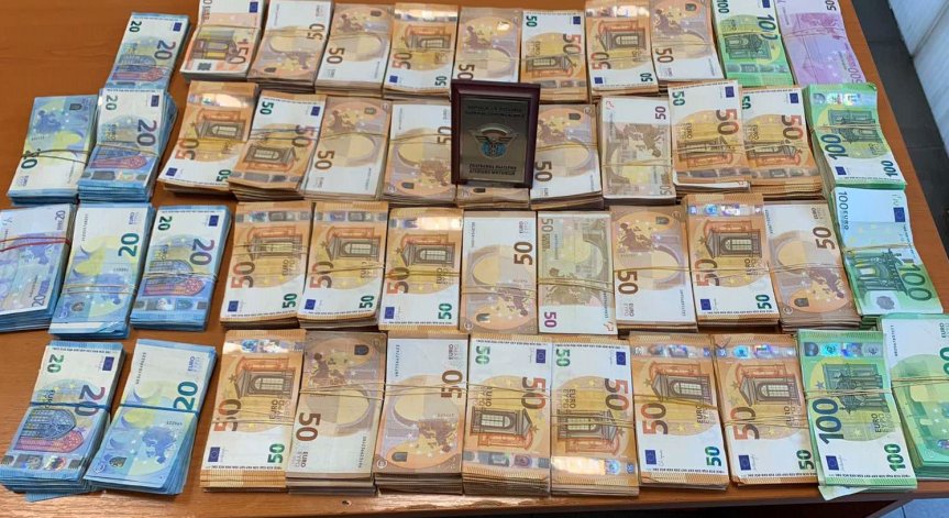 Митничари хванаха недекларирана валута за над 450 хил. лв.
