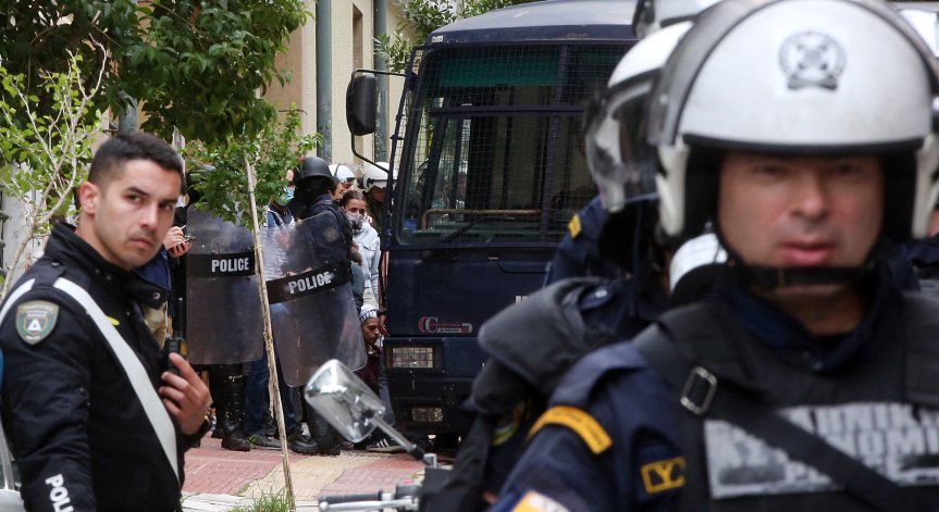 Основен заподозрян остава охранител на бара, който се издирва.