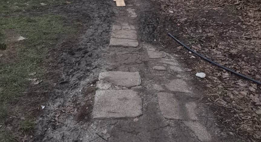 Кална пътека, по която родители в кв. 