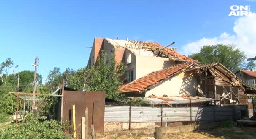Къщи без покрив и изкоренени дървета в Гривица след бурята снощи