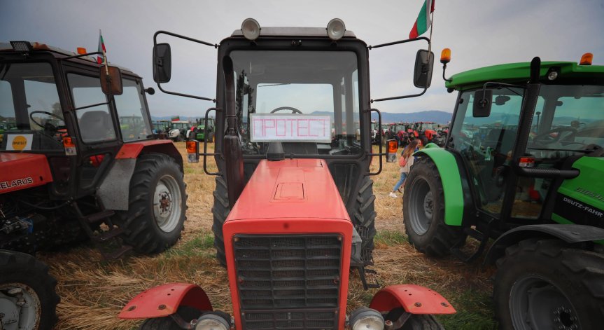 Земеделци блокират центъра на София, искат повече субсидии и оставката на Кирил Вътев