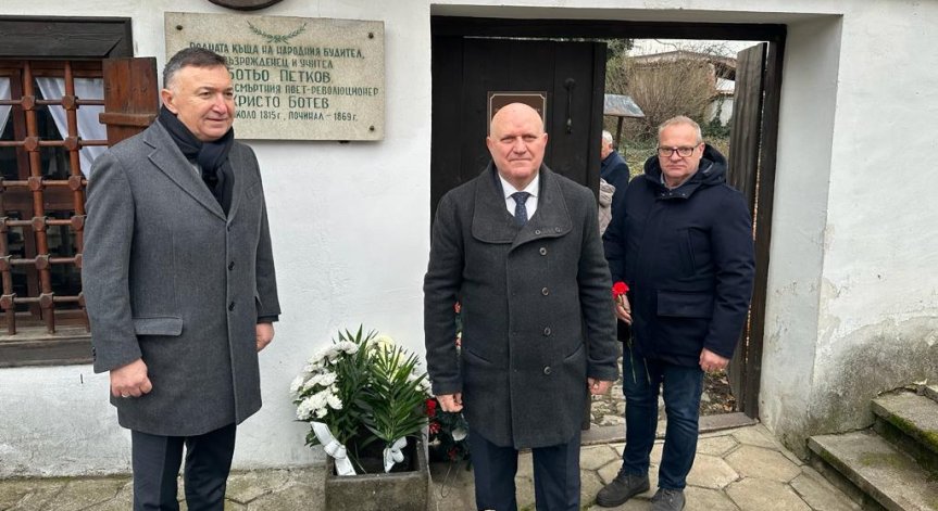 Министър Цоков: Да подкрепим младите учители и делото на Ботев