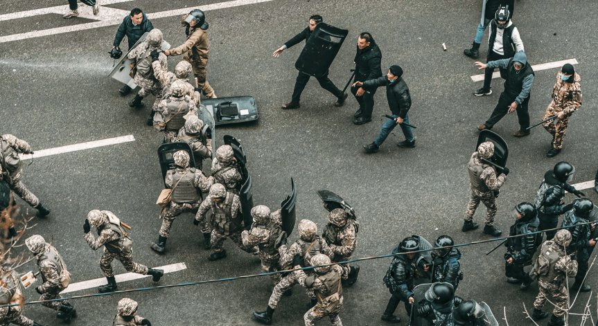 МВР на Казахстан: 16 убити и над 1300 ранени униформени, 5 100 арестувани за безредиците