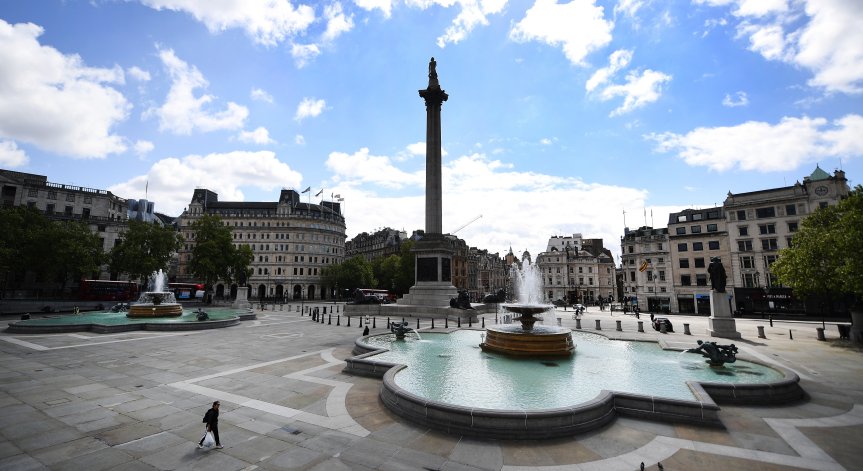 Над 2000 чифта детски обувки се появиха в Лондон