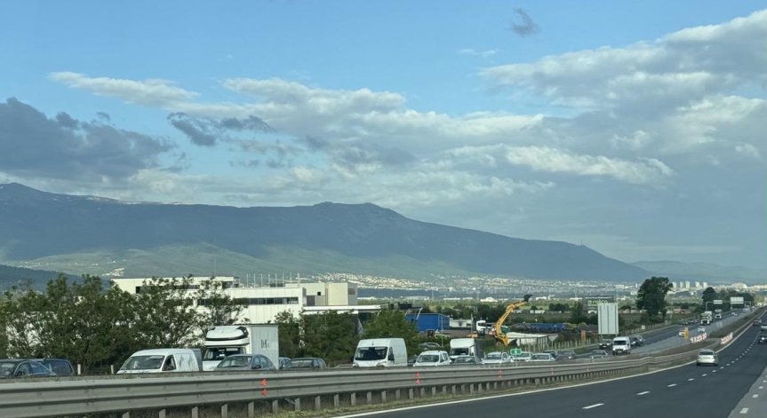 8 часа след инцидента движението е затруднено.