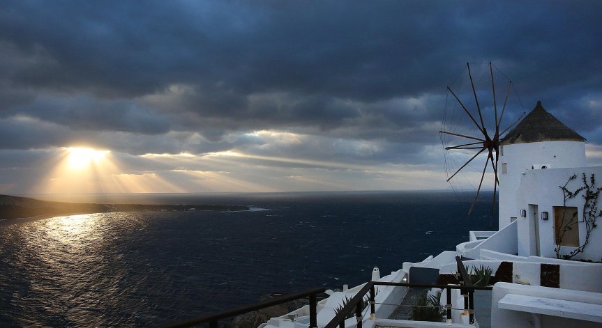 Новите резервации за следващите месеци са почти замразени.