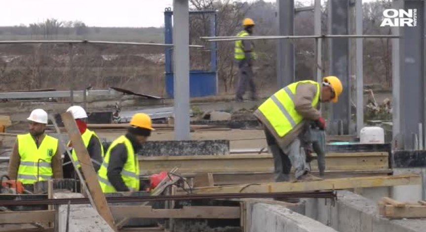 Работодатели масово злоупотребяват с работно време на служителите си