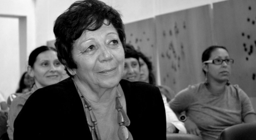 Президентът откроява нейната работата като поетеса и автор.