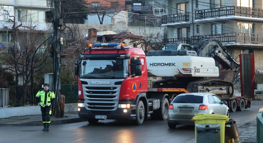 Съобщава се, че на адреса са живели брат и сестра, които се издирват.