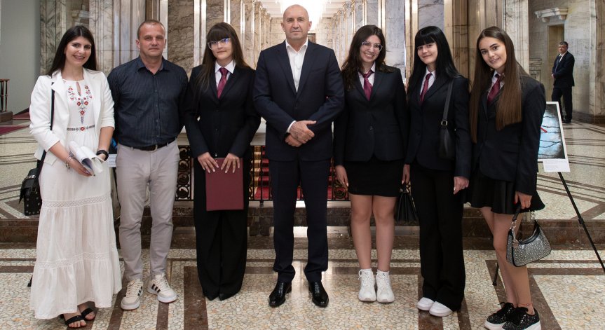 Президентът приветства ученици от Габрово.