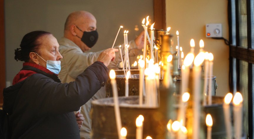 Архангелова задушница е, почитаме починалите ни близки и роднини