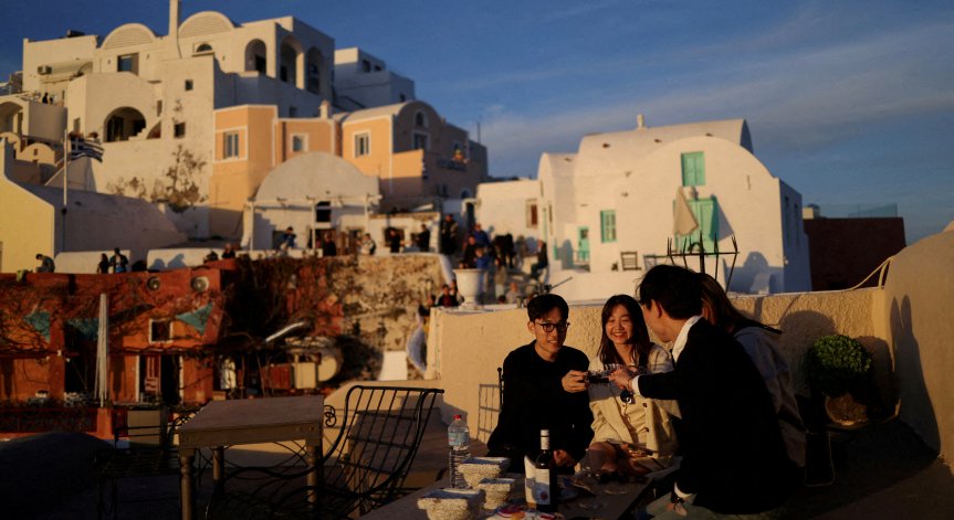 Индексът измерва дела на хора, които не могат да си позволят поне 7 от 13 основни стоки.