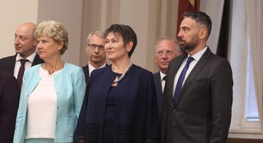 МОН проверява сигнал за плагиатство в дисертацията на министър Везиева