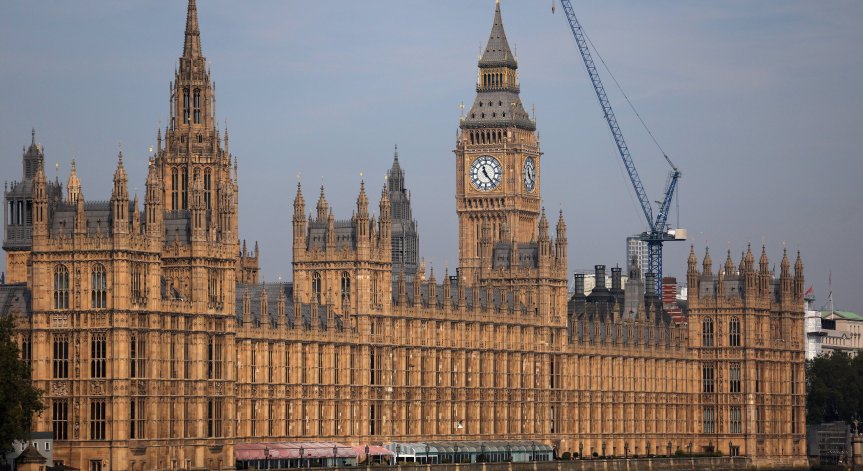 Икономиката на Великобритания се свива със заплашителни темпове