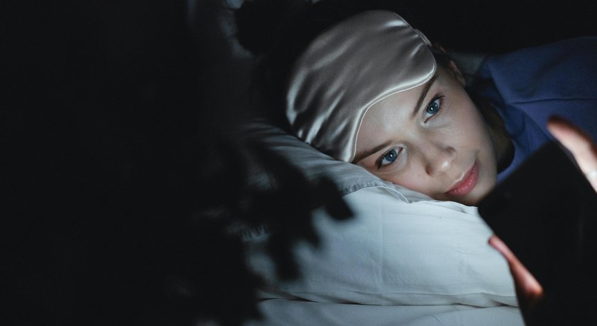 Постоянното фокусиране и скролване в социалните мрежи влошава интимността.