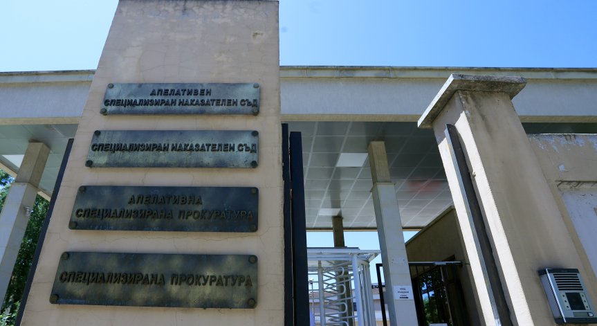 Мъж дърпа златни бижута от ушите и вратовете на жени в столичния 