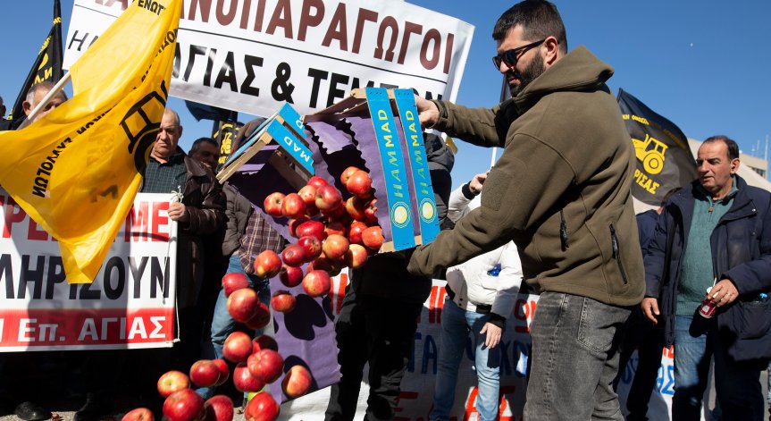 Фермерите в Гърция блокираха пътища - има ли напрежение по нашата граница?