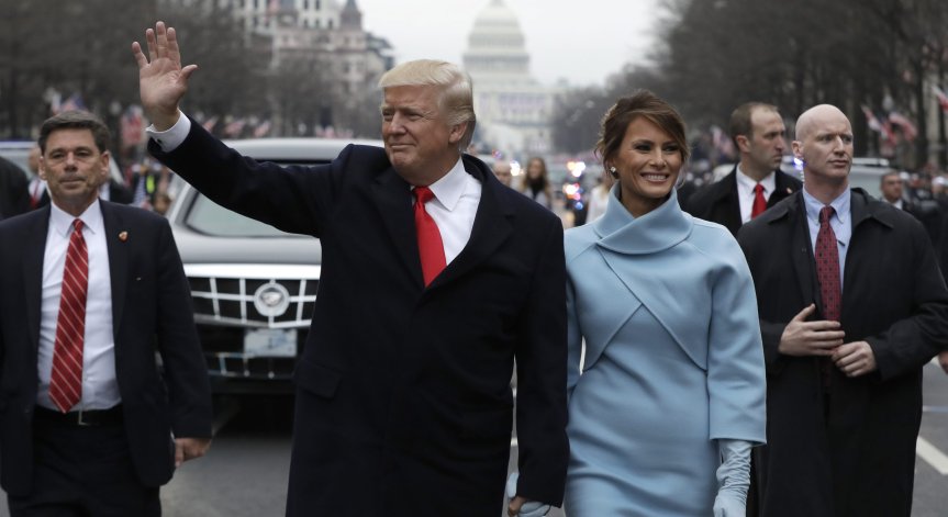 Бебешкосинята рокля на Мелания беше особено забележителна.