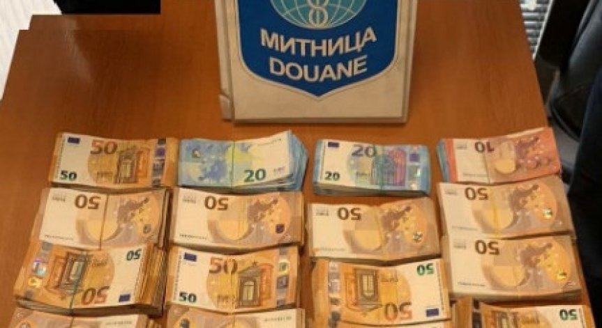 Митничари хванаха недекларирана валута за 312 932 лв. и 46 720 цигари без бандерол