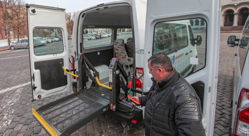 Фандъкова представи 7 нови буса за трудноподвижни хора