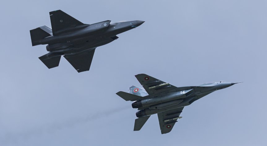 Искаме от Швеция, Франция, Израел и САЩ оферти за наемане или закупуване на самолети