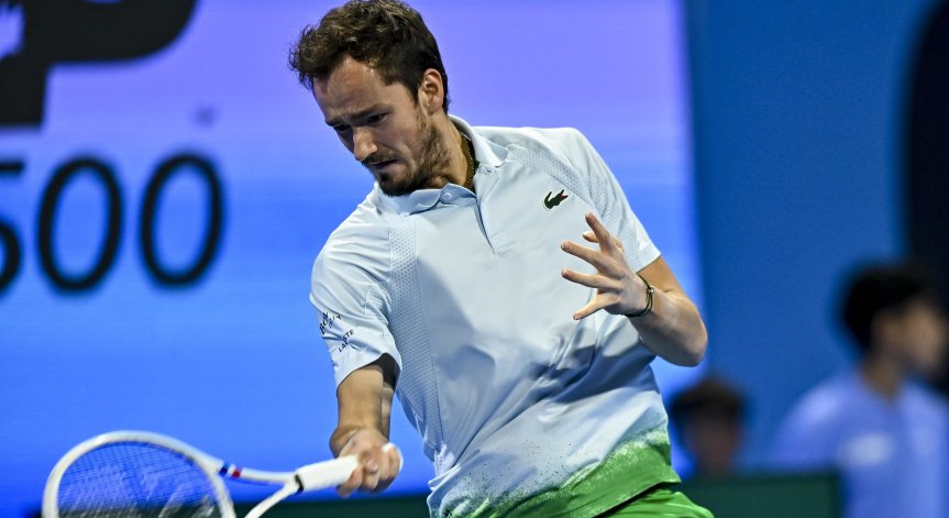 Медведев с успех в Дубай.