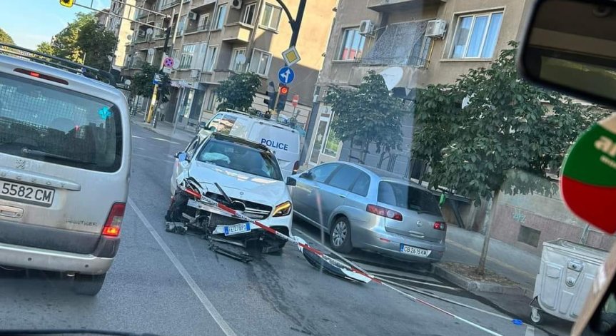 Мъж помете паркирани коли в София рано сутринта