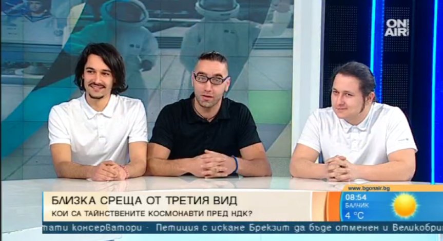Млади актьори изнасят шоу-лекция за кривата на щастието