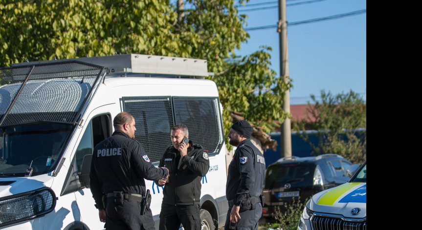 Има ударен служител на реда.