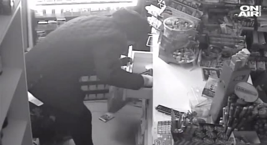 Мъж задигна оборота и кутиите с цигари от хипермаркет в Добрич