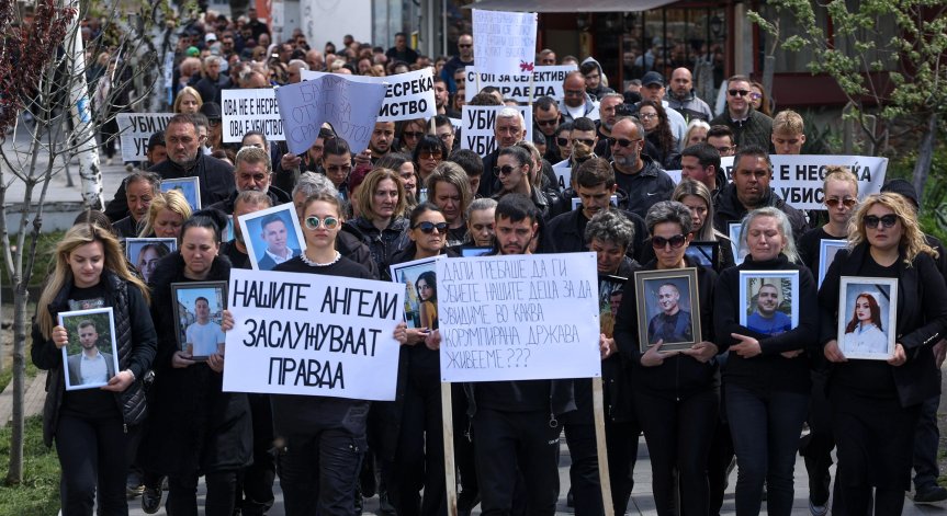 Шествието на опечалените продължава към парламента.