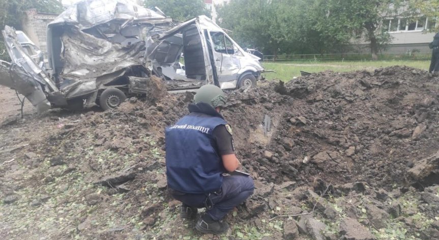 Една руска ракета потроши жилищен блок и унищожи 15 коли в Слобожанско