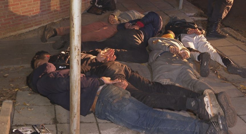 Хванаха 70 афганистански мигранти в бус на АМ 