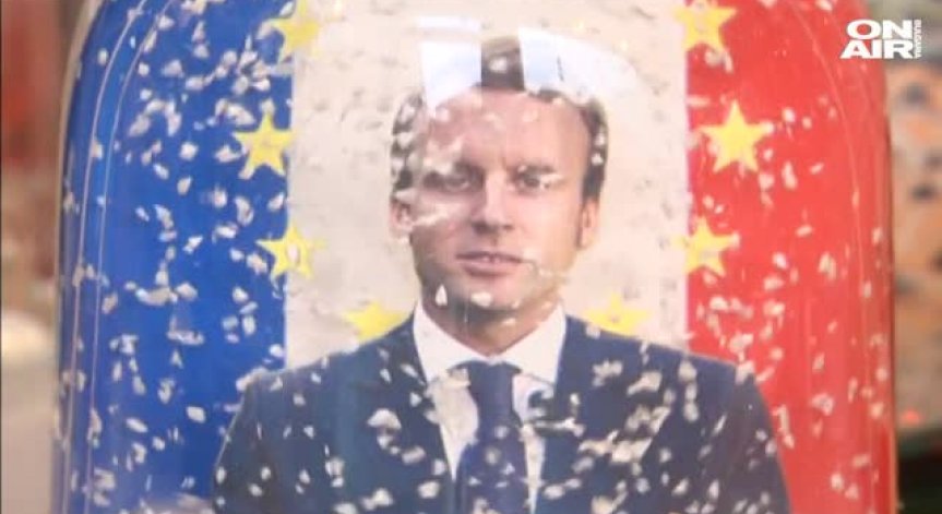 Коледен Макрон стана най-търсен в Париж