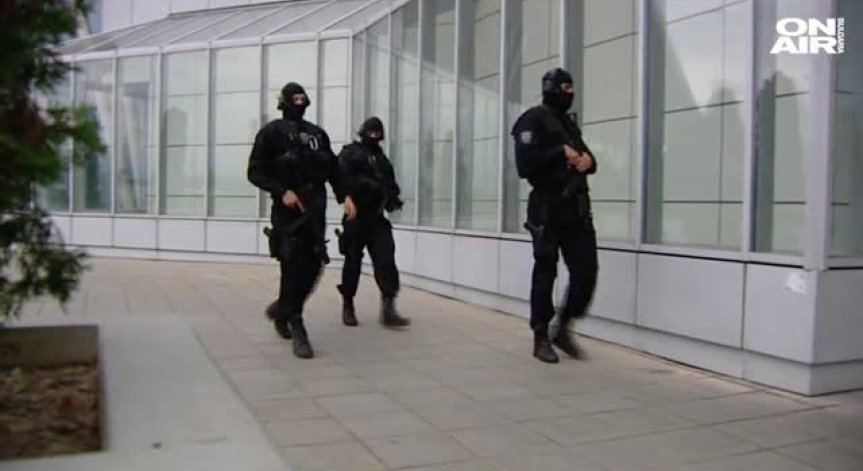 Двама граничари задържани за трафик на мигранти