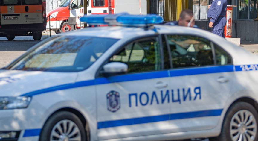 Мъж влачи жена по улиците, за да ѝ задигне чантата - взе 14 лв.