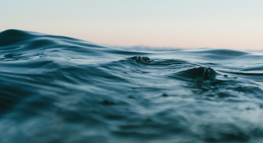 Тялото е открито до скали.