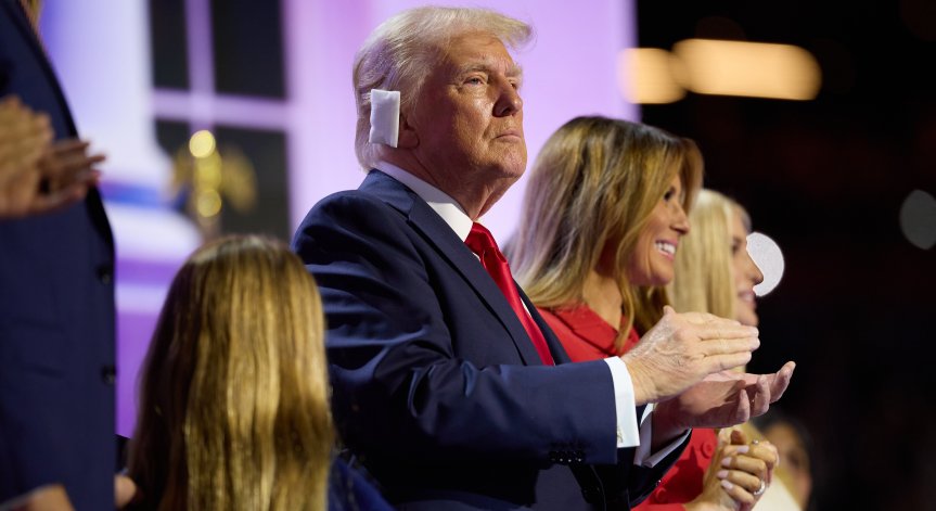 Доналд Тръмп се яви на предизборен митинг след атентата.